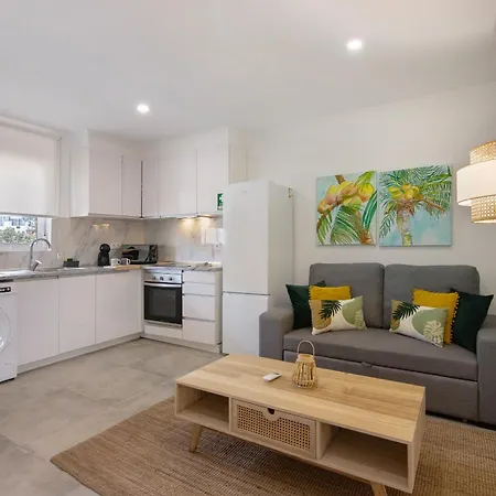 Stunning Modern In Oura شقة البوفيرا