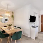شقة Stunning Modern In Oura البوفيرا