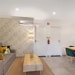 Stunning Modern In Oura البوفيرا