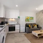 Apartman Stunning Modern In Oura *