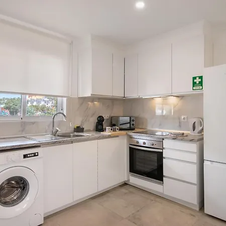Apartman Stunning Modern In Oura *